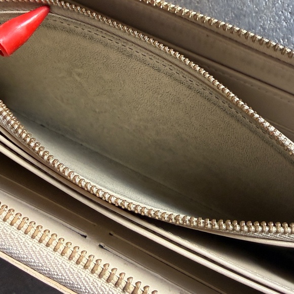 Louie Vuitton patent Leather Monogram Zippy Wallet - Picture 6 of 14